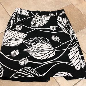 Printed leaf design black and white skirt